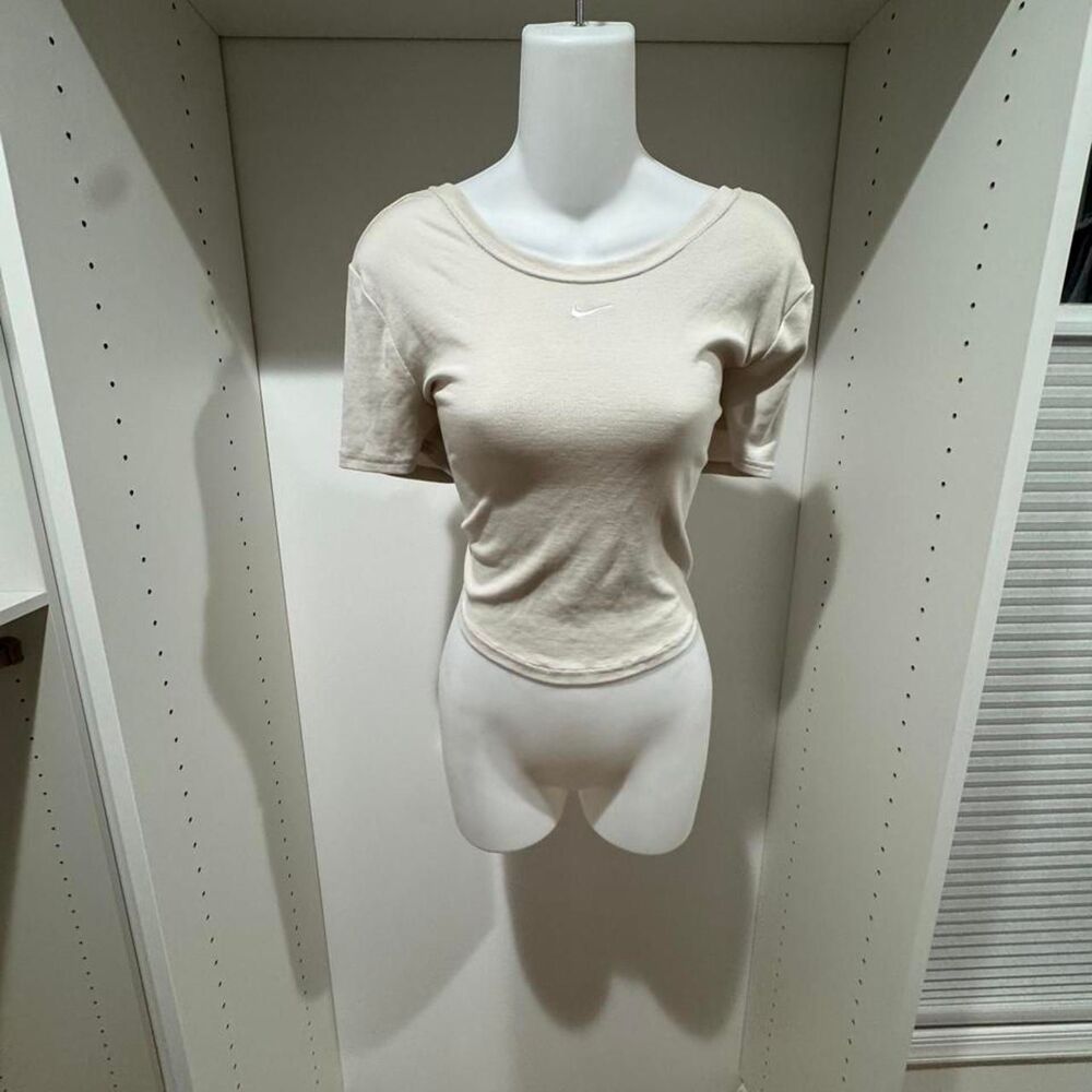Nike Women's Cream and White Crop-top